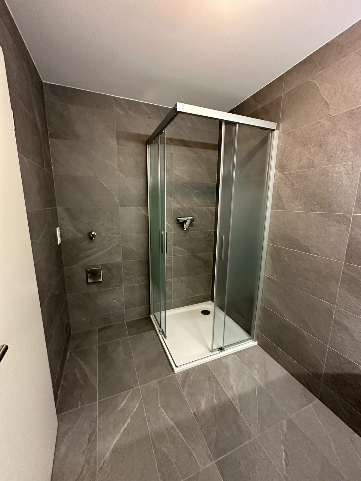 Douche pierre grise
